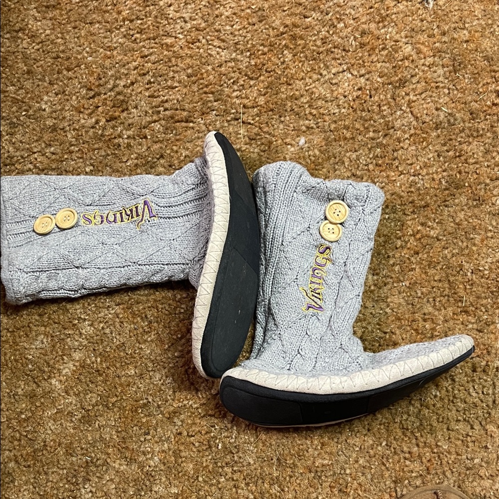 Minnesota Vikings woman’s sz medium Stylish Gray Cable Knit Slippers  with logo
